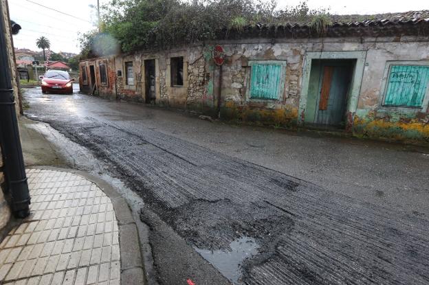 En el paso a nivel de Villalegre ya ha comenzado el fresado del asfalto previo a la pavimentación. 