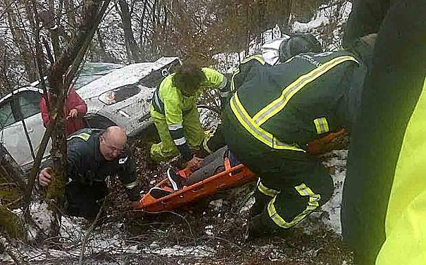 Herido un conductor tras salirse de la vía y caer por un desnivel de 60 metros en Cabrales