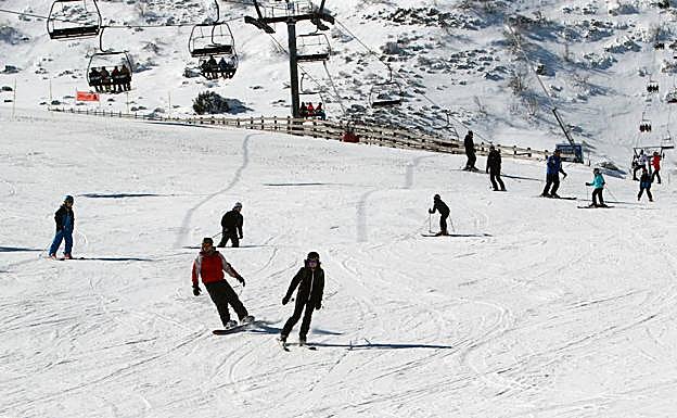 Esquiadores en las pistas de Valgrande-Pajares.