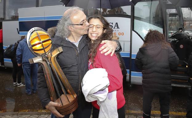 Imagen. El presidente Juan Ramón Naves besa a su jugadora Sara.