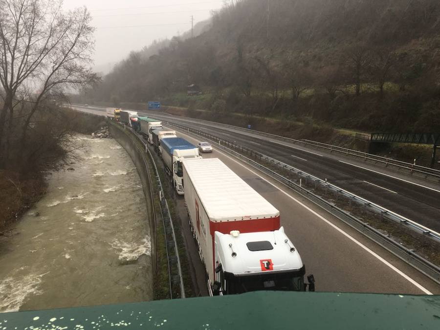 A pocas horas para la llegada de la primavera, gran parte de Asturias está cubierta por un manto blanco. La nieve complica la circulación en muchas carreteras. Incluso en la autopista del Huerna, que ha estado cerrada a camiones durante varias horas.