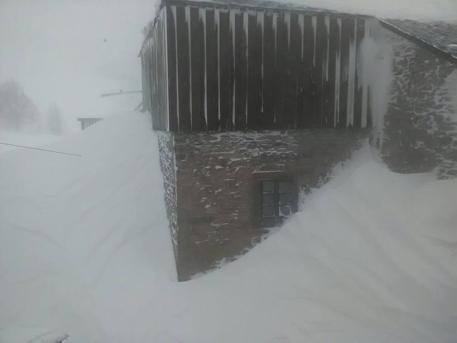 A pocas horas para la llegada de la primavera, gran parte de Asturias está cubierta por un manto blanco. La nieve complica la circulación en muchas carreteras. Incluso en la autopista del Huerna, que ha estado cerrada a camiones durante varias horas.