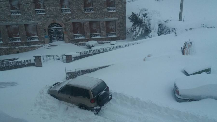 A pocas horas para la llegada de la primavera, gran parte de Asturias está cubierta por un manto blanco. La nieve complica la circulación en muchas carreteras. Incluso en la autopista del Huerna, que ha estado cerrada a camiones durante varias horas.