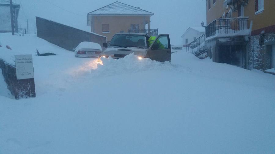 A pocas horas para la llegada de la primavera, gran parte de Asturias está cubierta por un manto blanco. La nieve complica la circulación en muchas carreteras. Incluso en la autopista del Huerna, que ha estado cerrada a camiones durante varias horas.