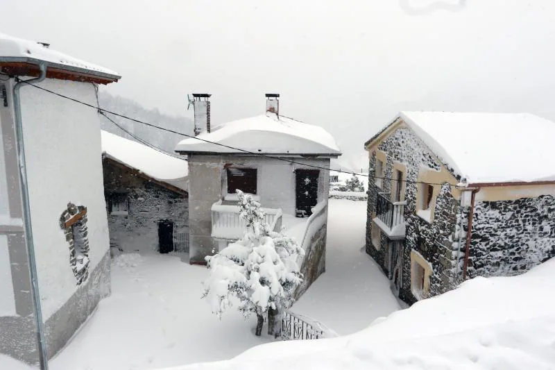 A pocas horas para la llegada de la primavera, gran parte de Asturias está cubierta por un manto blanco. La nieve complica la circulación en muchas carreteras. Incluso en la autopista del Huerna, que ha estado cerrada a camiones durante varias horas. Donde no nieva, la lluvia y el frío son protagonsitas de la jornada. 