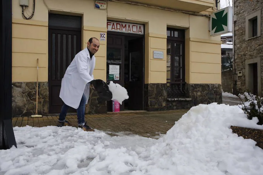 A pocas horas para la llegada de la primavera, gran parte de Asturias está cubierta por un manto blanco. La nieve complica la circulación en muchas carreteras. Incluso en la autopista del Huerna, que ha estado cerrada a camiones durante varias horas. Donde no nieva, la lluvia y el frío son protagonsitas de la jornada. 