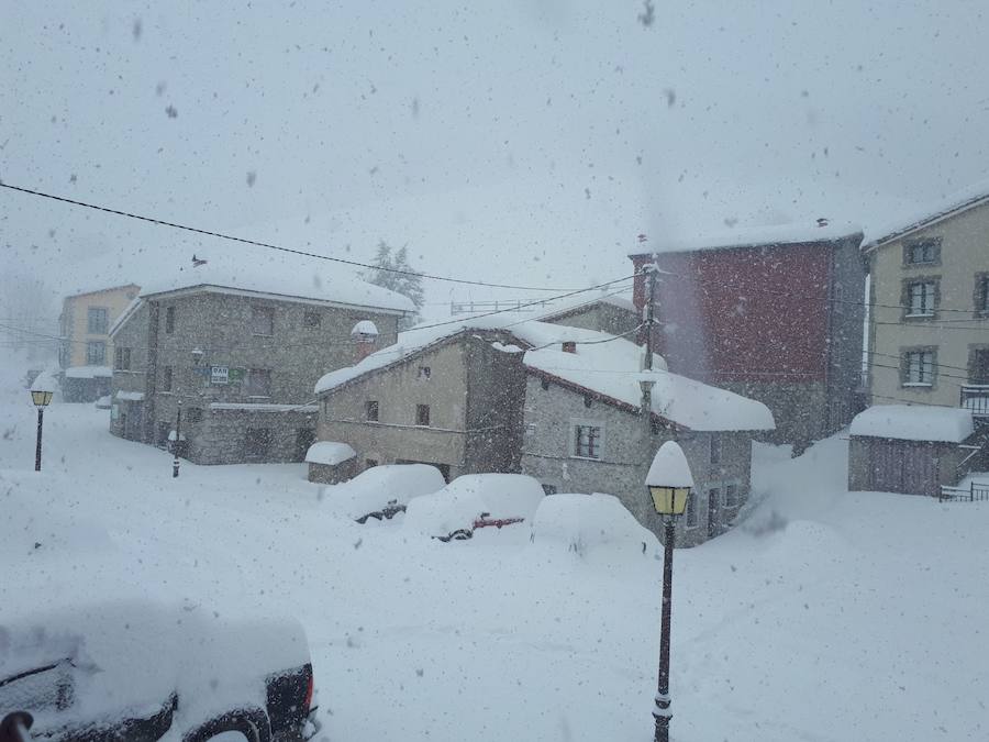 Fotos: Medio metro de nieve en los pueblos del Oriente asturiano