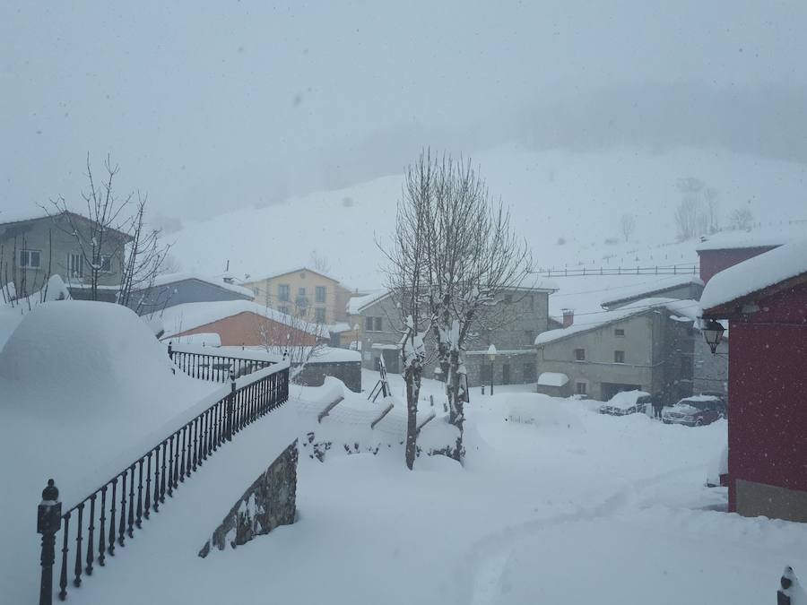 Fotos: Medio metro de nieve en los pueblos del Oriente asturiano