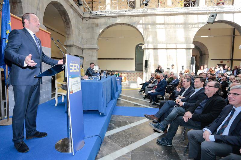 El acto tuvo lugar en el patio del Centro de Cultura Antiguo Instituto y estuvo presidido por la alcaldesa de Gijón, Carmen Moriyón, y el director de Ser Gijón y Ser Avilés, Pablo González-Palacios.