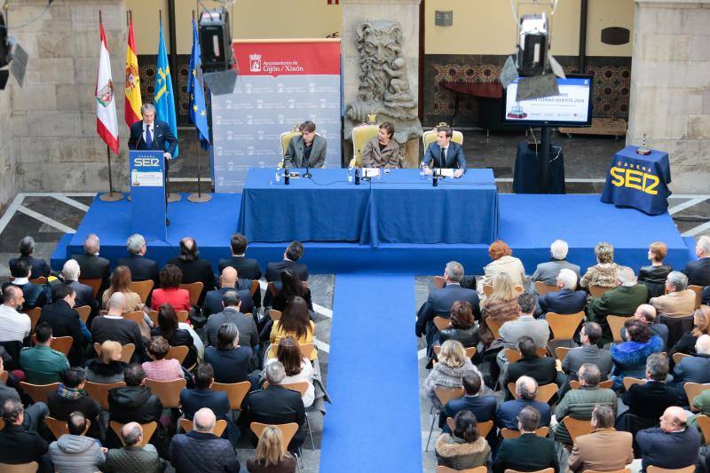 El acto tuvo lugar en el patio del Centro de Cultura Antiguo Instituto y estuvo presidido por la alcaldesa de Gijón, Carmen Moriyón, y el director de Ser Gijón y Ser Avilés, Pablo González-Palacios.