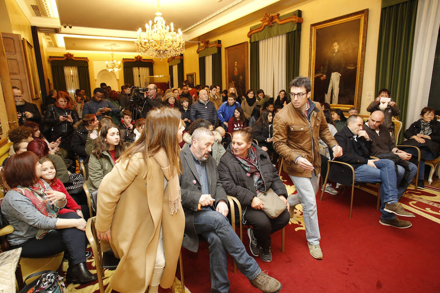 Una cadena humana desde la Escalerona hasta la Plaza Mayor, protagonizó una protesta contra la discriminación racial con motivo de su Día Internacional