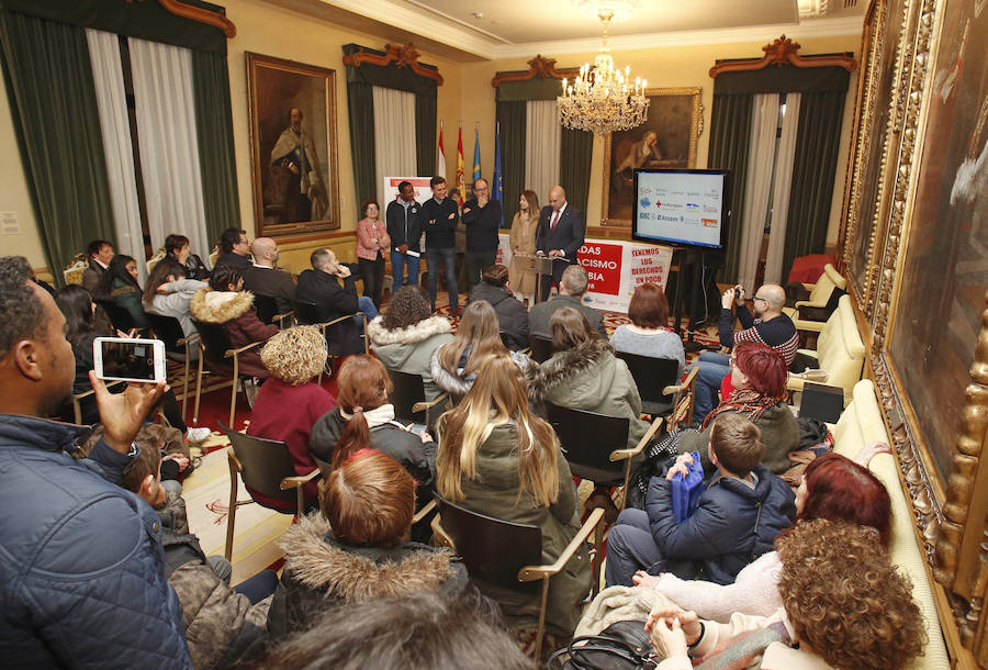 Una cadena humana desde la Escalerona hasta la Plaza Mayor, protagonizó una protesta contra la discriminación racial con motivo de su Día Internacional