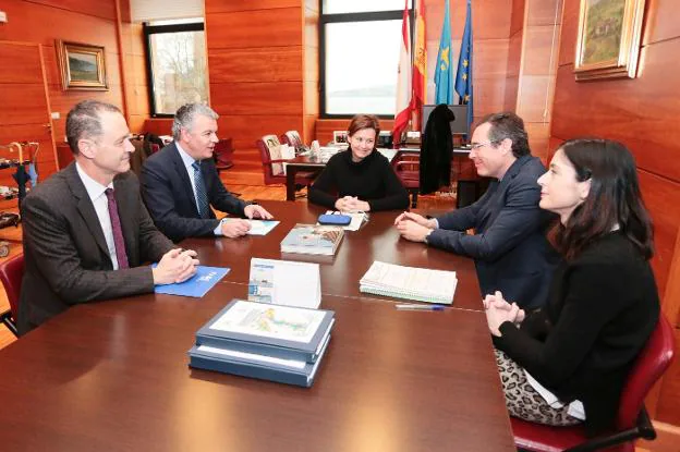 Alberto González, Belarmino Feito, Carmen Moriyón, Fernando Couto y Ana Braña, en la reunión mantenida en el despacho de la alcaldesa. 