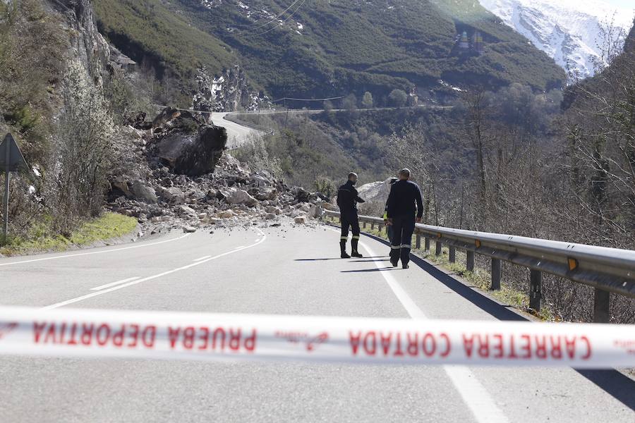 Un argayo en la carretera AS-17, a la altura del embalse de Tanes, ha dejado incomunicado al concejo de Caso. Personal de Carreteras ya está en la zona para comenzar a despejar la calzada.