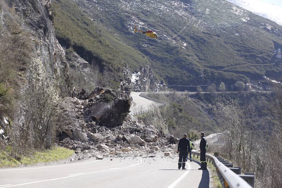 Un argayo en la carretera AS-17, a la altura del embalse de Tanes, ha dejado incomunicado al concejo de Caso. Personal de Carreteras ya está en la zona para comenzar a despejar la calzada.