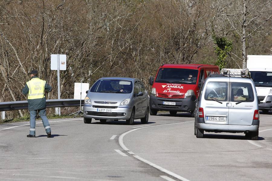 Un argayo en la carretera AS-17, a la altura del embalse de Tanes, ha dejado incomunicado al concejo de Caso. Personal de Carreteras ya está en la zona para comenzar a despejar la calzada.