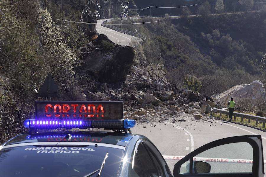 Un argayo en la carretera AS-17, a la altura del embalse de Tanes, ha dejado incomunicado al concejo de Caso. Personal de Carreteras ya está en la zona para comenzar a despejar la calzada.