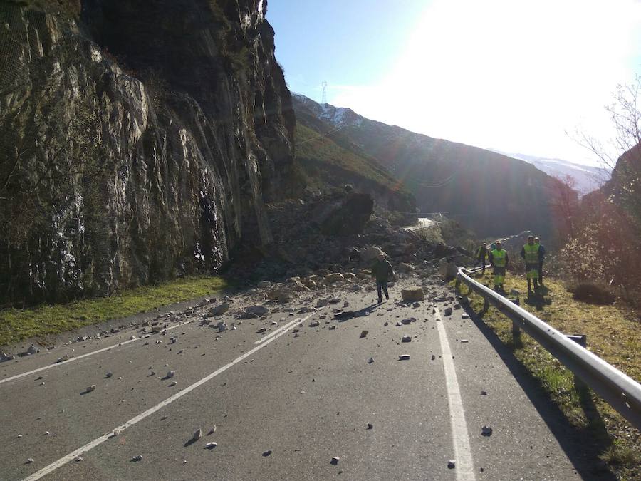 Un argayo en la carretera AS-17, a la altura del embalse de Tanes, ha dejado incomunicado al concejo de Caso. Personal de Carreteras ya está en la zona para comenzar a despejar la calzada.