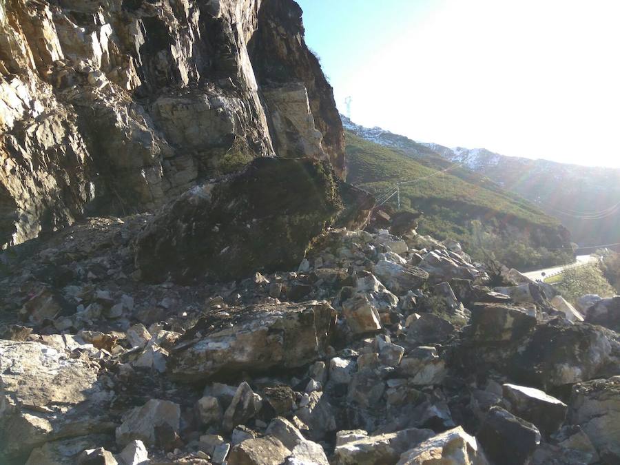 Un argayo en la carretera AS-17, a la altura del embalse de Tanes, ha dejado incomunicado al concejo de Caso. Personal de Carreteras ya está en la zona para comenzar a despejar la calzada.