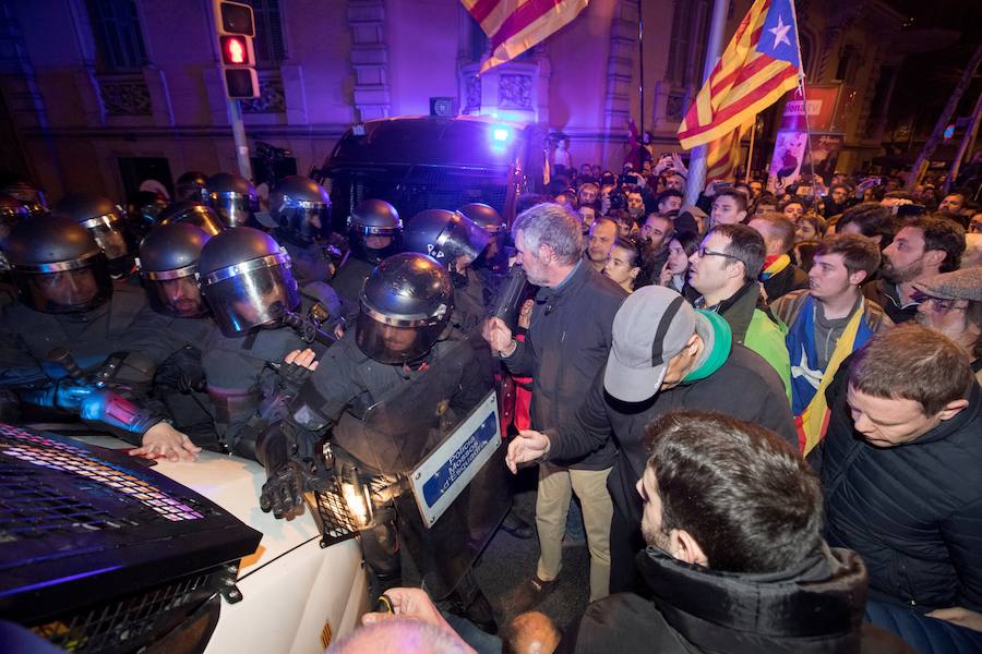 Un total de 22 personas han resultado heridas leves y dos con prónostico menos grave este viernes por la noche durante la movilización contra el encarcelamiento de políticos soberanistas en la zona de la Delegación del Gobierno en Cataluña.