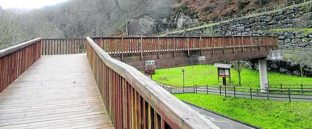 La pasarela de Muñigu marca el inicio de la senda que nos acerca a Covadonga. 