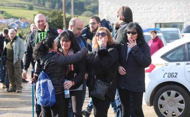 La familia de Concepción Barbeira, en una de las batidas organizadas para intentar localizarla.