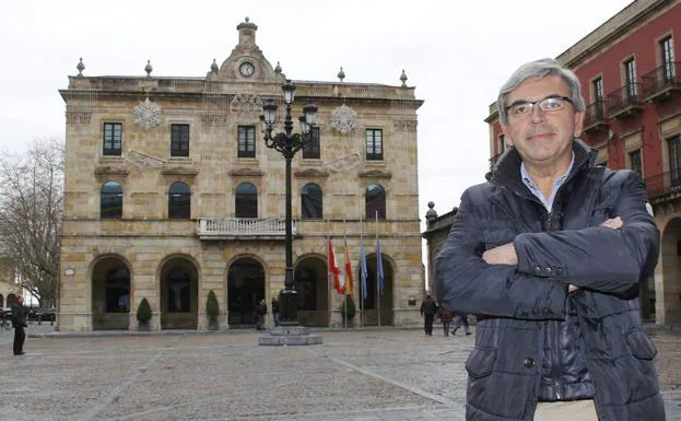 Mariano Marín frente al Ayuntamiento de Gijón.