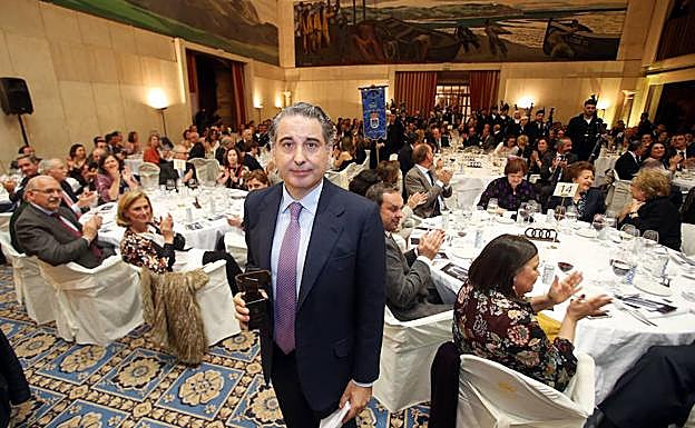 Imagen. El galardonado con su premio recibe el aplauso de los asistentes al Reconquista.