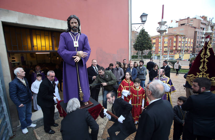 Fotos: Procesión de la Hermandad de Los Estudiantes de Oviedo