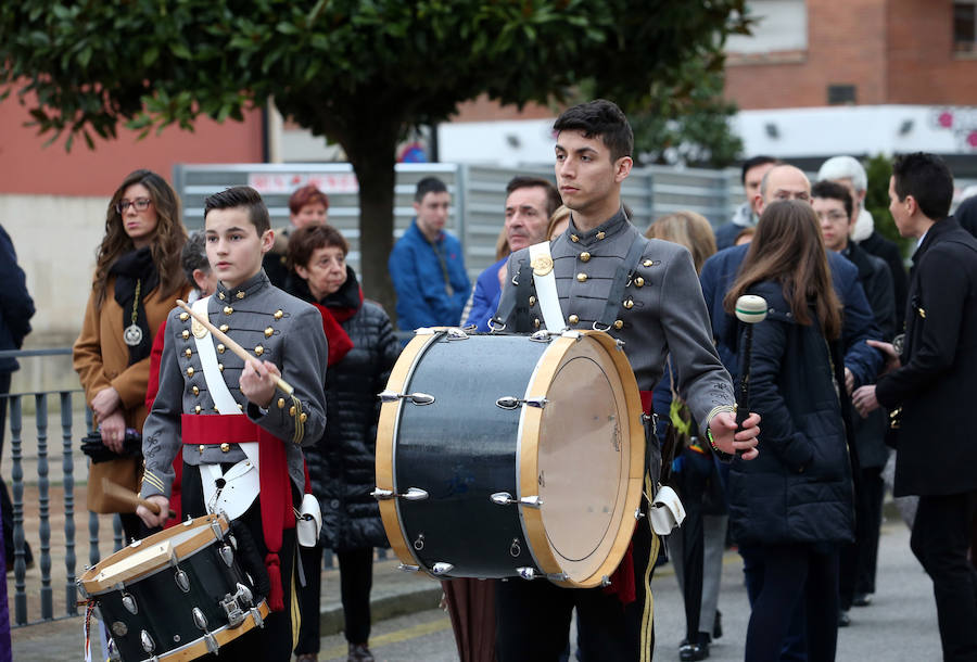 Fotos: Procesión de la Hermandad de Los Estudiantes de Oviedo