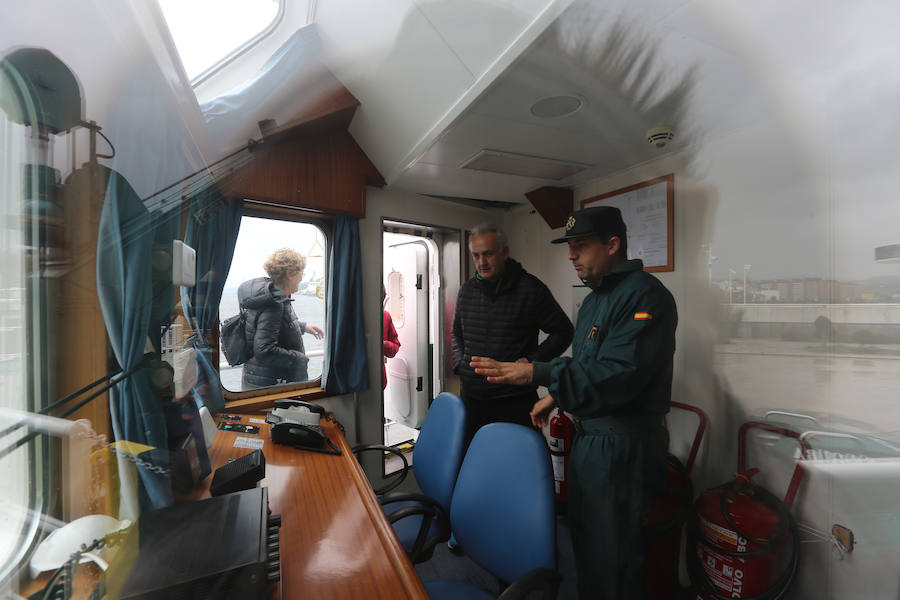 El buque oceánico de la Guardia Civil, destinado ahora a las labores de control de la pesca de la xarda, celebra unas jornadas de puertas abiertas en el muelle del Niemeyer