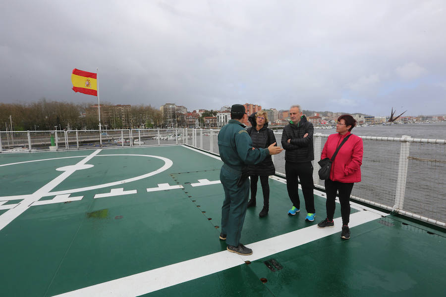 El buque oceánico de la Guardia Civil, destinado ahora a las labores de control de la pesca de la xarda, celebra unas jornadas de puertas abiertas en el muelle del Niemeyer