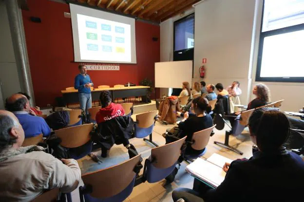 Imagen de archivo de una sesión informativa sobre el modelo de negocio denominado 'StartUp' celebrada en La Curtidora. 