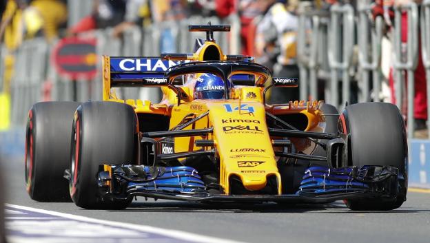 El McLaren de Fernando Alonso sale de los boxes en Melbourne. 