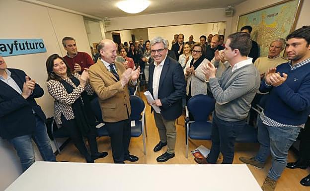 Mariano Marín, recibido con aplausos al llegar a la sede del PP en Gijón.