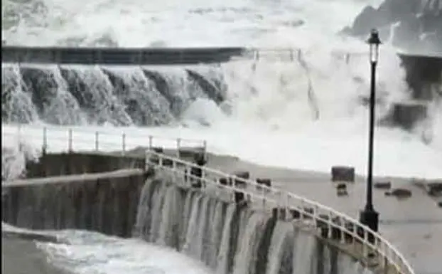 Así rompen las olas en el puerto de Cudillero