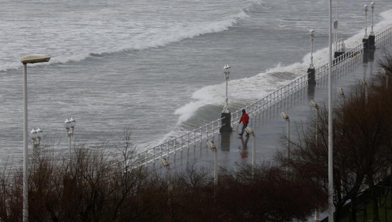 Asturias está en alerta roja por fenómenos costeros. La previsión, que ya se ha dejado sentir en las localidades costeras como Gijón, es que este sábado se registren olas de hasta nueve metros. 