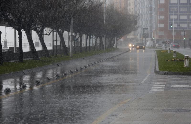Asturias está en alerta roja por fenómenos costeros. La previsión, que ya se ha dejado sentir en las localidades costeras como Gijón, es que este sábado se registren olas de hasta nueve metros. 