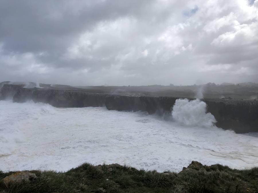 Nieve, viento, lluvia y oleaje. La borrasca 'Hugo' azota Asturias, que registra problemas en las comunicaciones de montaña y daños en infraestructuras como el espigón de Cudillero, que ha quedado destrozado.