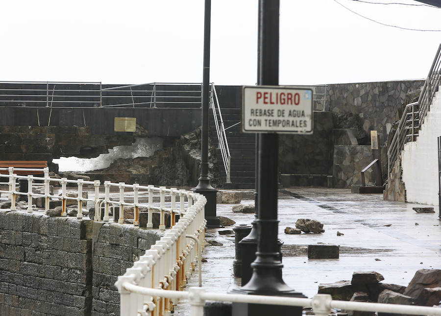 Nieve, viento, lluvia y oleaje. La borrasca 'Hugo' azota Asturias, que registra problemas en las comunicaciones de montaña y daños en infraestructuras como el espigón de Cudillero, que ha quedado destrozado.