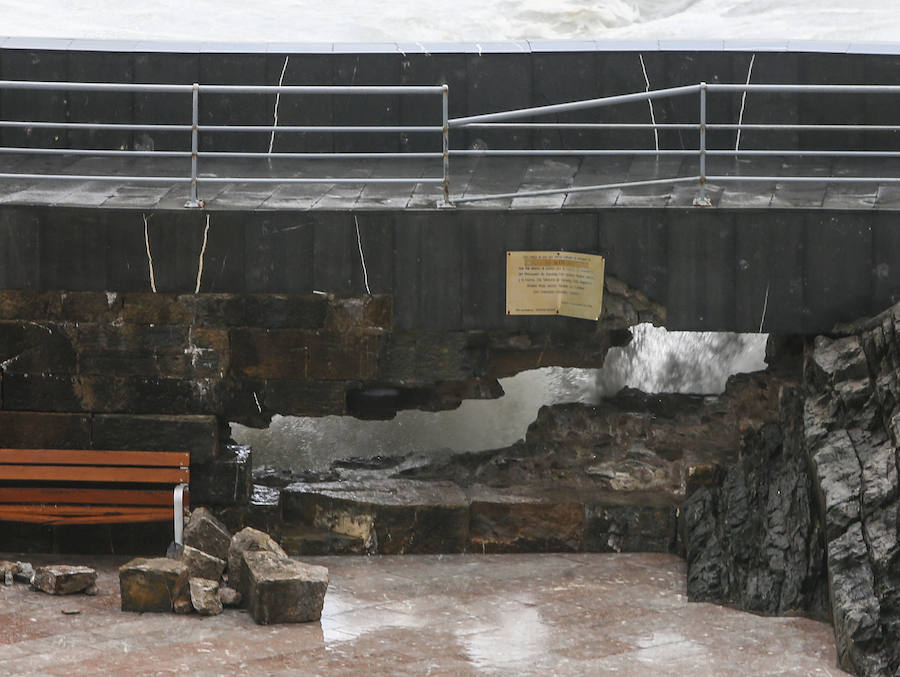 Nieve, viento, lluvia y oleaje. La borrasca 'Hugo' azota Asturias, que registra problemas en las comunicaciones de montaña y daños en infraestructuras como el espigón de Cudillero, que ha quedado destrozado.