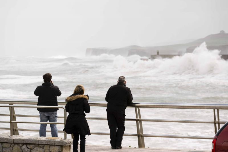 Nieve, viento, lluvia y oleaje. La borrasca 'Hugo' azota Asturias, que registra problemas en las comunicaciones de montaña y daños en infraestructuras como el espigón de Cudillero, que ha quedado destrozado.