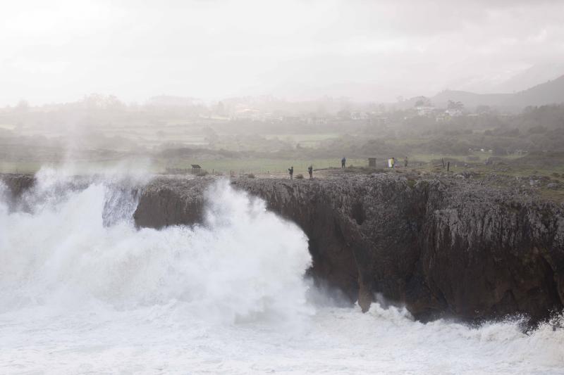 Nieve, viento, lluvia y oleaje. La borrasca 'Hugo' azota Asturias, que registra problemas en las comunicaciones de montaña y daños en infraestructuras como el espigón de Cudillero, que ha quedado destrozado.