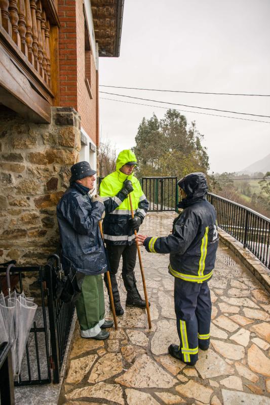 Bomberos del SEPA, Guardia Civil y vecinos del pueblo llanisco de Vibaño buscan a un hombre de 85 años desaparecido desde la tarde del sábado. El hombre, con problemas de memoria, salió a atender a sus gallinas y no regresó a su casa.