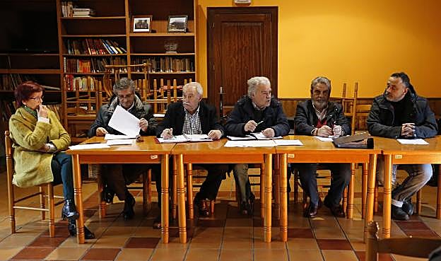 Eusebio Ortega, en el centro, con su junta directiva, en la asamblea de su reelección. 