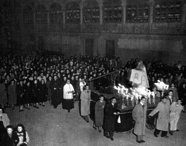 Procesión de la Verónica frente a Los Castros en la primera procesión de la cofradía. 