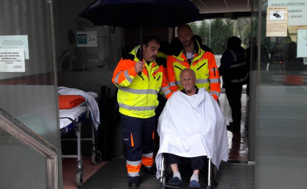 Las inundaciones en Oviedo han obligado a desalojar a decenas de personas de una residencia del ERA.