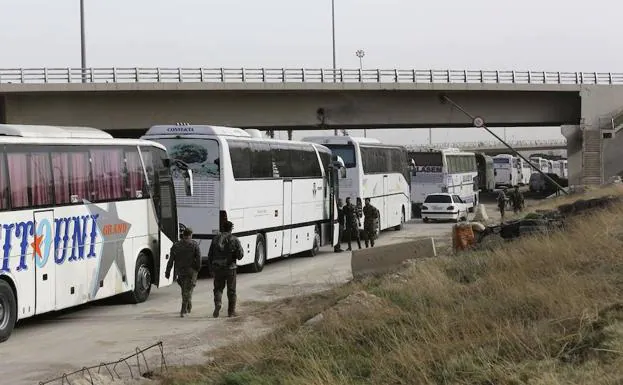 Autobuses dispuestos para la salida cerca de Damasco. 