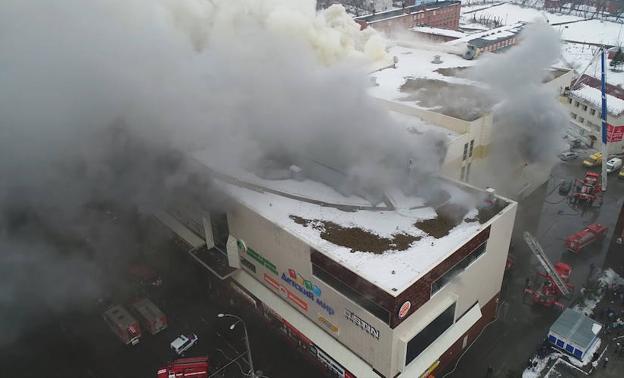 Los bomberos intentan apagar el incendio en Kemerovo. 