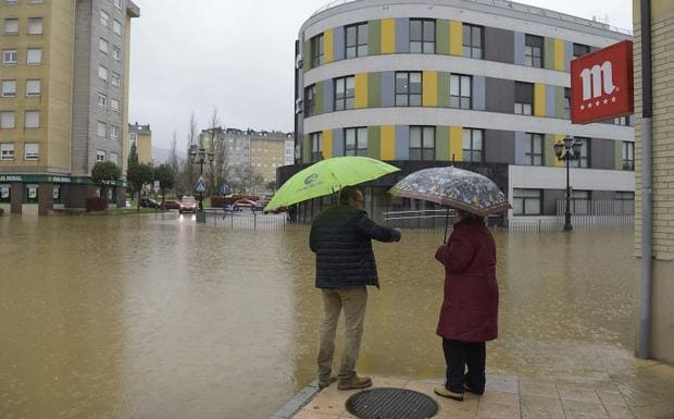Galería. Las fuertes lluvias provocan inundaciones en Oviedo.